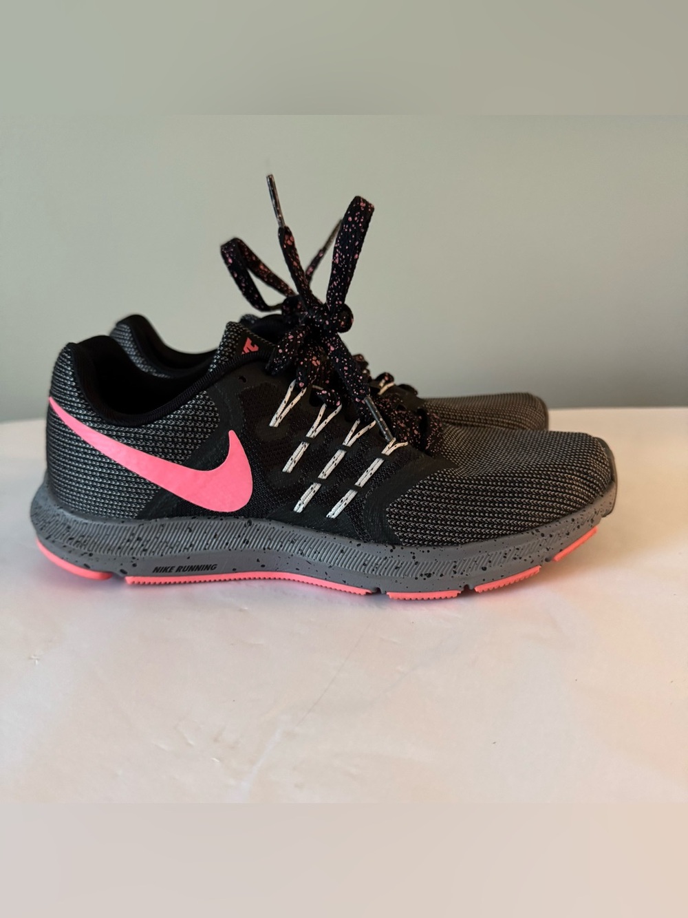 NIKE Size 6 Women’s Black and Pink Sneakers Shoes